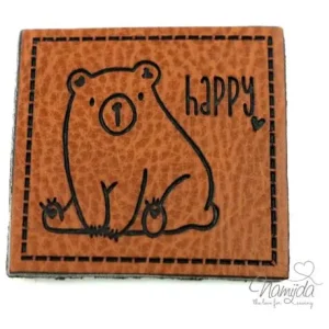 1 Stück - XL KuNSTLEDER LABEL Happy Bear - AUFNÄHER MIT VORGEDRUCKTER NÄHNAHT - 40x40mm Direktkauf