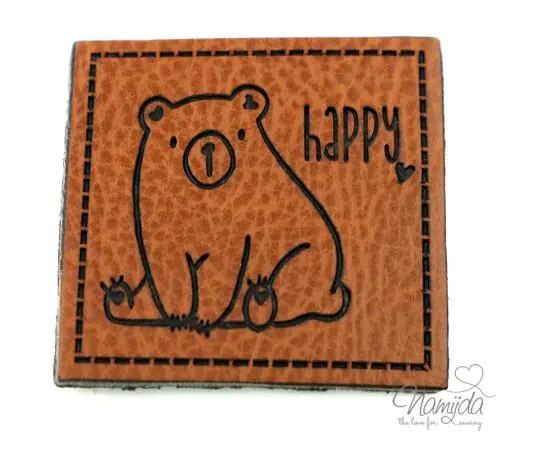 1 Stück – XL KuNSTLEDER LABEL Happy Bear – AUFNÄHER MIT VORGEDRUCKTER NÄHNAHT – 40x40mm Direktkauf
