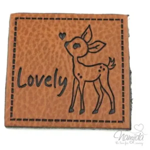 Weltweiter Versand 1 Stück - XL KuNSTLEDER LABEL Lovely Deer - AUFNÄHER MIT VORGEDRUCKTER NÄHNAHT - 40x40mm