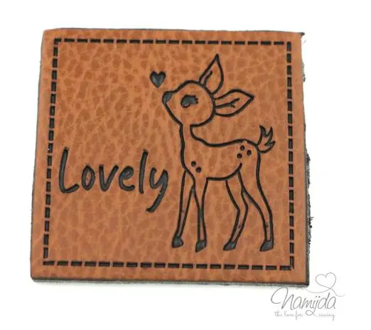 Weltweiter Versand 1 Stück – XL KuNSTLEDER LABEL Lovely Deer – AUFNÄHER MIT VORGEDRUCKTER NÄHNAHT – 40x40mm