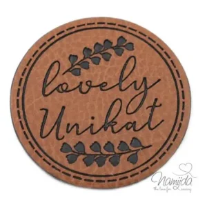 Neue Ware 1 Stück - KuNSTLEDER LABEL - Lovely Unikat - AUFNÄHER MIT VORGEDRUCKTER NÄHNAHT - Kreis 40mm