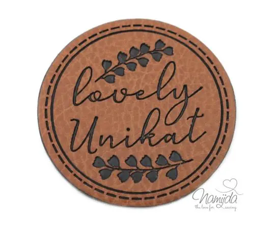 Neue Ware 1 Stück – KuNSTLEDER LABEL – Lovely Unikat – AUFNÄHER MIT VORGEDRUCKTER NÄHNAHT – Kreis 40mm