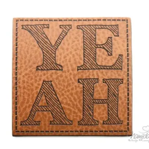 Großhandel 1 Stück - XL KuNSTLEDER LABEL YE AH - AUFNÄHER MIT VORGEDRUCKTER NÄHNAHT - 50x50mm