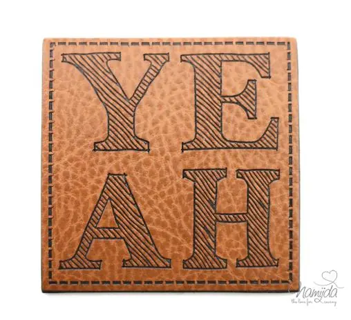 Großhandel 1 Stück – XL KuNSTLEDER LABEL YE AH – AUFNÄHER MIT VORGEDRUCKTER NÄHNAHT – 50x50mm