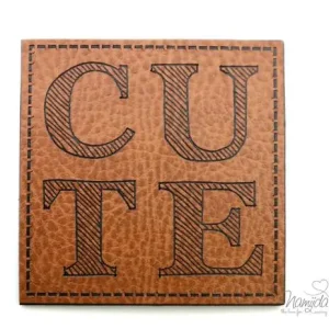 Hochwertig 1 Stück - XL KuNSTLEDER LABEL CU TE - AUFNÄHER MIT VORGEDRUCKTER NÄHNAHT - 50x50mm