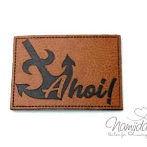 1 Stück - XL KuNSTLEDER LABEL AHOI! - AUFNÄHER MIT VORGEDRUCKTER NÄHNAHT- 60mm x 40mm Geprüft