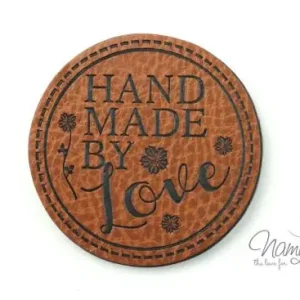 1 Stück - KuNSTLEDER LABEL - HAND MADE BY LOVE - AUFNÄHER MIT VORGEDRUCKTER NÄHNAHT- 40mm x 40mm Highlight