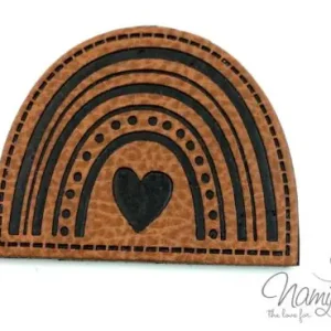 Letzte Chance 1 Stück - KuNSTLEDER LABEL - RAINBOW/HERZ - AUFNÄHER MIT VORGEDRUCKTER NÄHNAHT - 50mm x 40mm