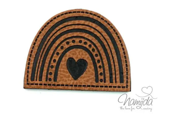 Letzte Chance 1 Stück – KuNSTLEDER LABEL – RAINBOW/HERZ – AUFNÄHER MIT VORGEDRUCKTER NÄHNAHT – 50mm x 40mm