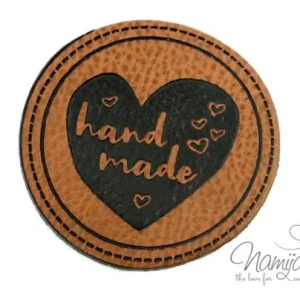 Sonderaktion 1 Stück - KuNSTLEDER LABEL - KREIS HAND MADE IM HERZ - AUFNÄHER MIT VORGEDRUCKTER NÄHNAHT - 50mm