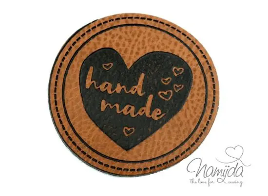 Sonderaktion 1 Stück – KuNSTLEDER LABEL – KREIS HAND MADE IM HERZ – AUFNÄHER MIT VORGEDRUCKTER NÄHNAHT – 50mm