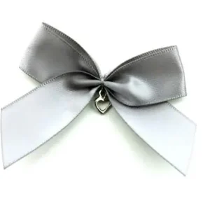 Weltweiter Versand 1 Stück - XL SATIN SCHLeife GRau MIT HERZ ANHÄNGER - 6,5cm