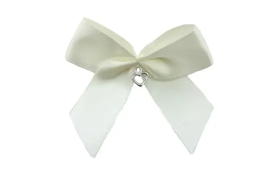 1 Stück – XL SATIN SCHLeife CREME MIT HERZ ANHÄNGER – 6,5cm Nur Heute