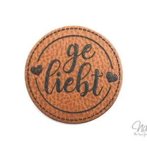 Gratis Versand 1 Stück - KuNSTLEDER LABEL - GE*LIEBT - AUFNÄHER MIT VORGEDRUCKTER NÄHNAHT- 45mm x 45mm