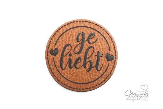 Gratis Versand 1 Stück – KuNSTLEDER LABEL – GE*LIEBT – AUFNÄHER MIT VORGEDRUCKTER NÄHNAHT- 45mm x 45mm