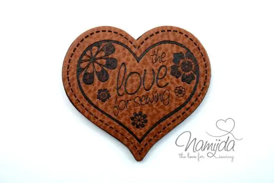 1 Stück – KuNSTLEDER LABEL – the Love for sewing – HERZ – AUFNÄHER MIT VORGEDRUCKTER NÄHNAHT- 45mm x 40mm Preisreduziert