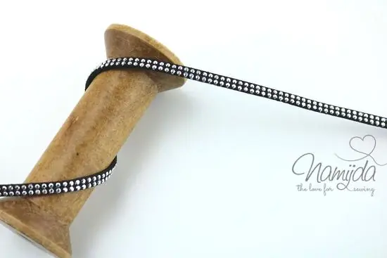 1Mtr. ♥ Kunstleder Wildlederband SCHWARZ – mit silbernen Dots ♥ Kostenfreie Lieferung