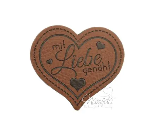 Rabatt 1 Stück – SOFT KuNSTLEDER LABEL – mit Liebe genäht! HERZ – AUFNÄHER MIT VORGEDRUCKTER NÄHNAHT- 45mm x 40mm