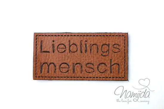 Kostenfreie Lieferung 1 Stück – XL KuNSTLEDER LABEL (EIGENPRODUKTION NAMIJDA) LIEBLINGSMENSCH AUFNÄHER MIT VORGEDRUCKTER NÄHNAHT – 60mm x 30mm