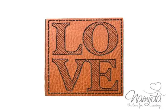 1 Stück – XL KuNSTLEDER LABEL LoVE – AUFNÄHER MIT VORGEDRUCKTER NÄHNAHT – 50x50mm Heißes Angebot