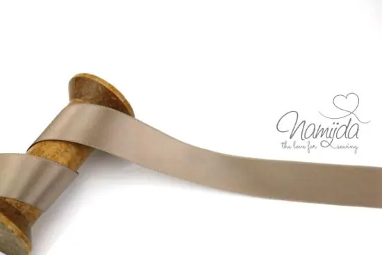 1 MTR. SATINBAND TAUPE – 25mm Weltweiter Versand