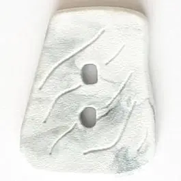 Limited Edition Polyamidknopf in asymmetrischer Trapezform mit 2 Löchern – Größe: 35mm – Farbe: grau – Art.Nr. 380363