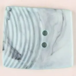 Polyamidknopf, marmoriert, eine Hälfte mit Rillen, die andere glatt, quadratisch, 2 loch – Größe: 23mm – Farbe: blau – Art.Nr. 335717 Limited Edition