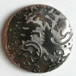 Garantierte Lieferung Kunststoffknopf metallisiert, Oberfläche diagonal liniert mit feinem Relief und Öse – Größe: 18mm – Farbe: altsilber – Art.Nr. 240617