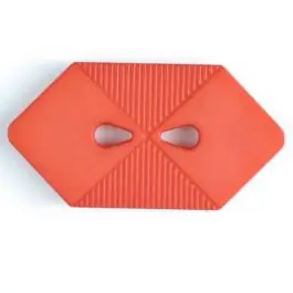 Kunststoffknopf langgezogenes Sechseck mit 2 tropfenförmigen Löchern – Größe: 38mm – Farbe: rot – Art.Nr. 370401 Begrenztes Angebot