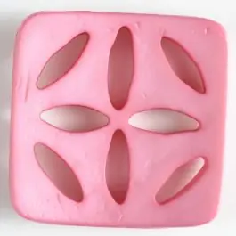 Kostenloser Rückversand Kunststoffknopf, quadratisch, mit 8 zapfenförmigen Löchern – Größe: 60mm – Farbe: pink – Art.Nr. 440076