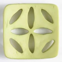 Gratis Versand Kunststoffknopf, quadratisch, mit 8 zapfenförmigen Löchern – Größe: 60mm – Farbe: grün – Art.Nr. 440074