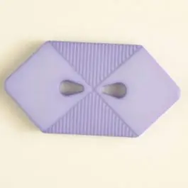 Knallerangebot Kunststoffknopf langgezogenes Sechseck mit 2 tropfenförmigen Löchern – Größe: 38mm – Farbe: lila – Art.Nr. 376509