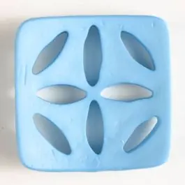 Top-Preis Kunststoffknopf, quadratisch, mit 8 zapfenförmigen Löchern – Größe: 60mm – Farbe: blau – Art.Nr. 440072