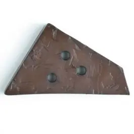 Jetzt Bestellen Kunststoffknopf ungewöhnliches Viereck mit Einkerbungen mit 3 Löchern – Größe: 70mm – Farbe: braun – Art.Nr. 450061