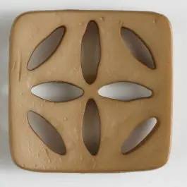 Kunststoffknopf, quadratisch, mit 8 zapfenförmigen Löchern – Größe: 60mm – Farbe: beige – Art.Nr. 440069 Direkt Vom Hersteller