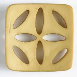 Sofort Bestellen Kunststoffknopf, quadratisch, mit 8 zapfenförmigen Löchern – Größe: 60mm – Farbe: beige – Art.Nr. 440068