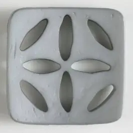 Expressversand Kunststoffknopf, quadratisch, mit 8 zapfenförmigen Löchern – Größe: 60mm – Farbe: grau – Art.Nr. 440066