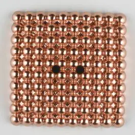 Geprüft Vollmetallknopf, mit noblen „Perlen“ bestückt, quadratisch, 2 loch – Größe: 34mm – Farbe: hellkupfer – Art.Nr. 380328