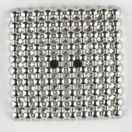 Vollmetallknopf, mit noblen „Perlen“ bestückt, quadratisch, 2 loch – Größe: 34mm – Farbe: silber – Art.Nr. 380326 Jetzt Bestellen