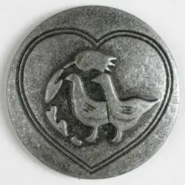 Vollmetallknopf mit glücklichen Enten in eingefrästem Herz, mit Öse – Größe: 30mm – Farbe: altzinn – Art.Nr. 370204 Sofort Bestellen