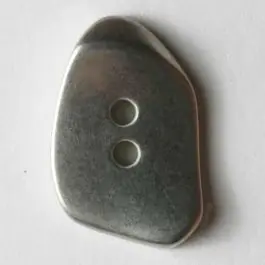 Abverkauf Vollmetallknopf in Kieselsteinform, 2-Loch – Größe: 30mm – Farbe: mattsilber – Art.Nr. 370224
